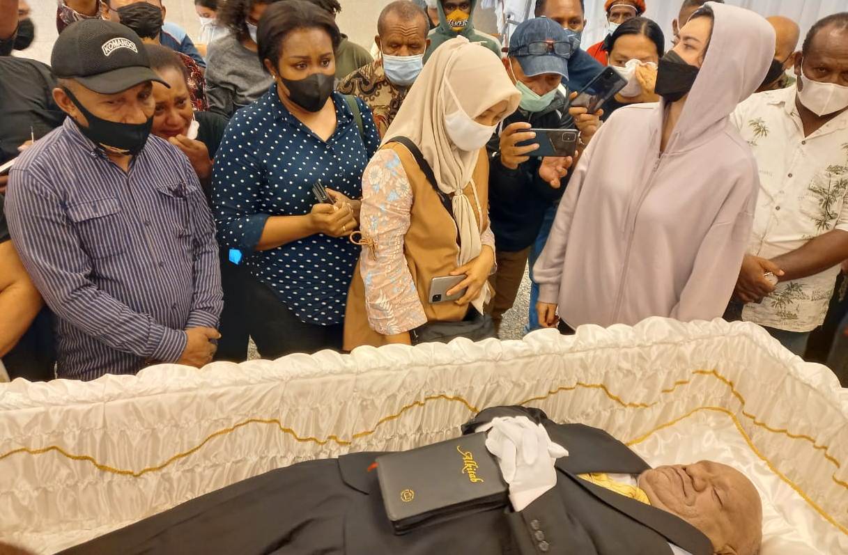 Wakil Gubernur Papua Klemen Tinal meninggal dunia di RS Abdi Waluyo Menteng, Jakarta, Jumat (21/5/2021)