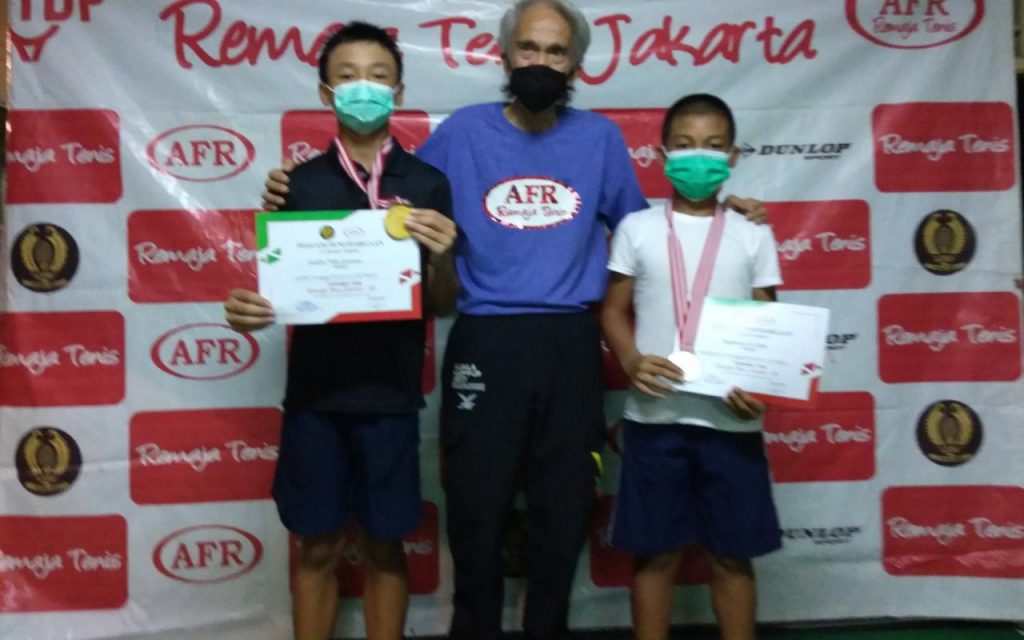 Pemenang dan runner-up tunggal putra KU 18 tahun RemajaTenis Jakarta-90 
