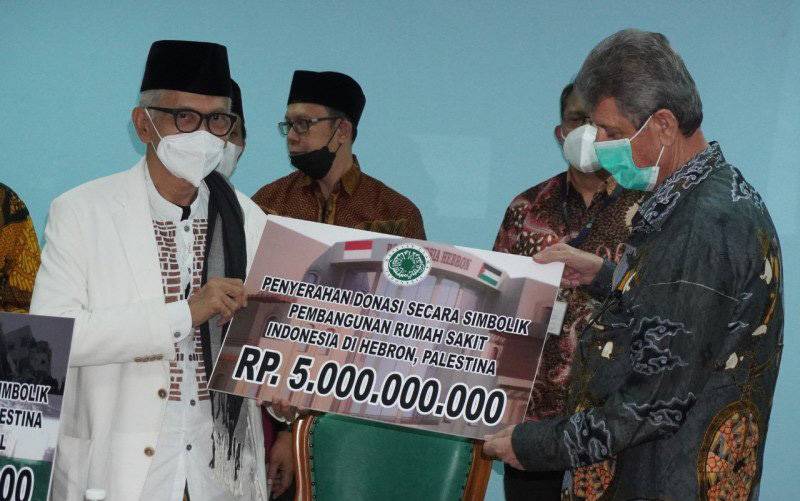 Penyerahan donasi secara simbolik pembangunan rumah sakit Indonesia di Hebron, Palestina di kantor MUI, Selasa (25/5/2021). (Foto: Ist)