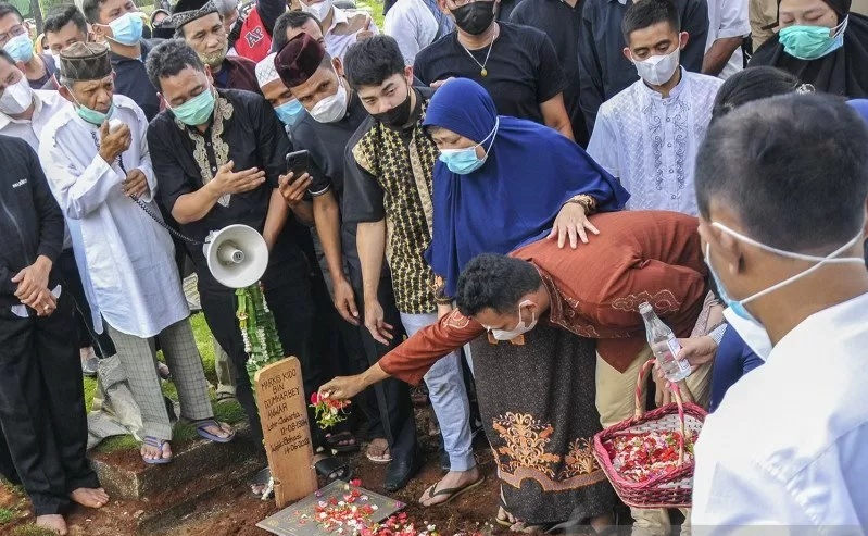 Suasana pemakaman mantan pebulu tangkis nasional Markis Kido di TPU Kebon Nanas, Jakarta Timur, Selasa (15/6/2021). (Ant)