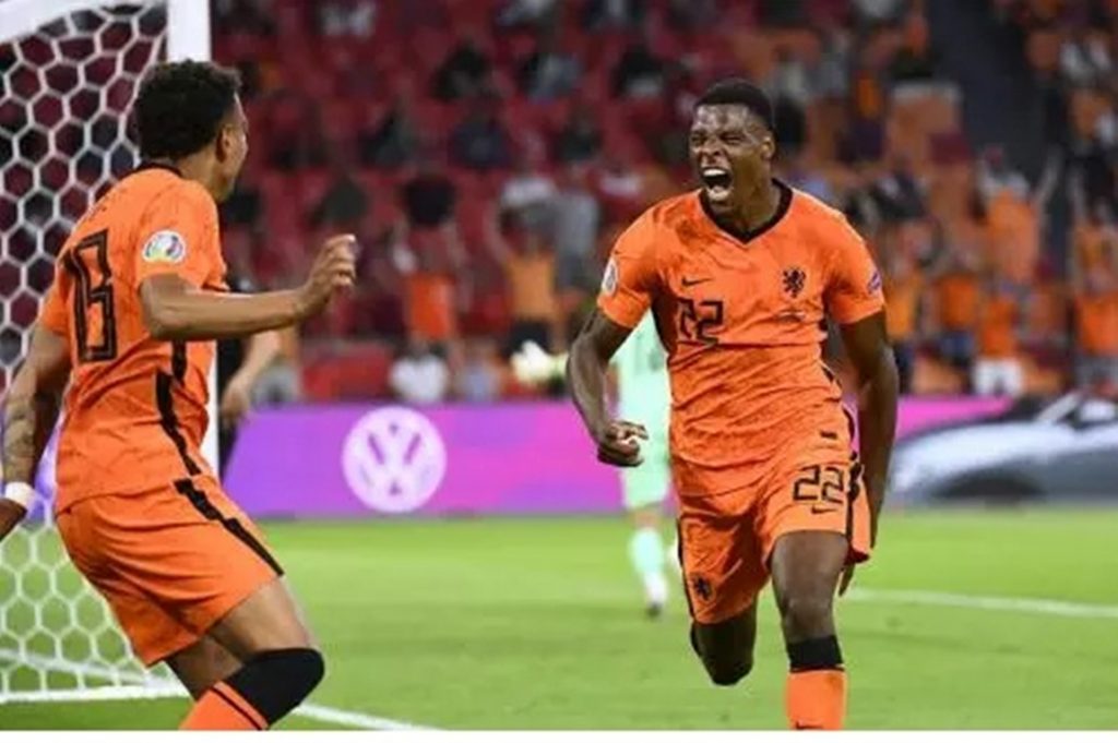 Denzel Dumfries (kanan) mencetak gol kedua Belanda ke gawang Austria