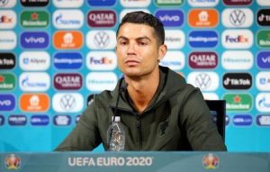 Penampilan Cristiano Ronaldo dalam jumpa pers yang diselingi pemindahan botol Coca Cola
