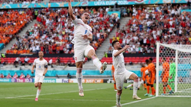 Para pemain Czech merayakan kemenangan sementara pemain Belanda bersedih