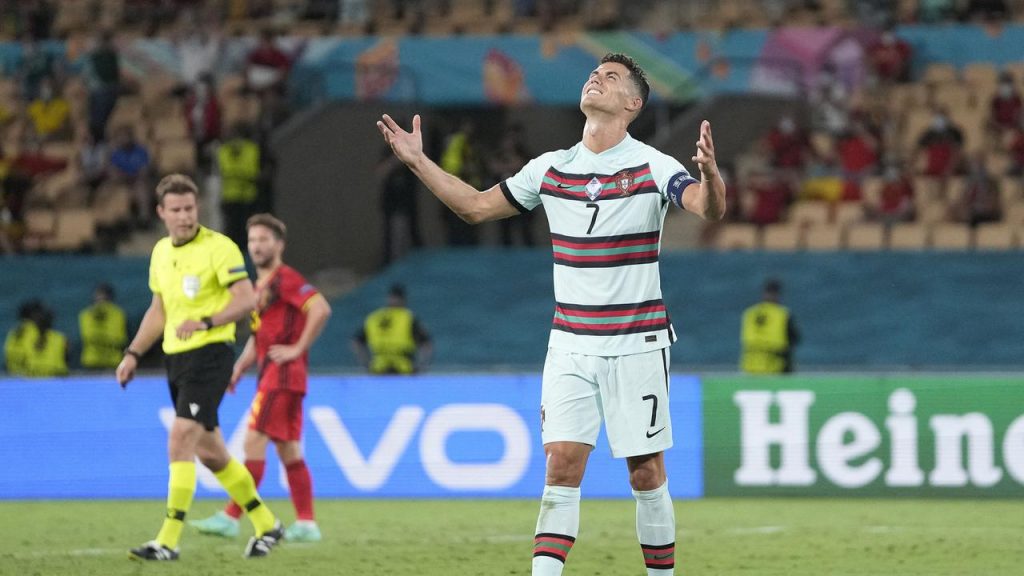 Cristiano Ronaldo terlihat pasrah menerima kenyataan Portugal tersisih