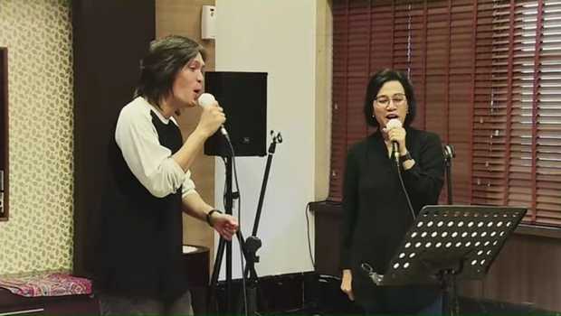 Menteri Keuangan Sri Mulyani berduet dengan Once dalam Konser 7 Ruang. (Ist)