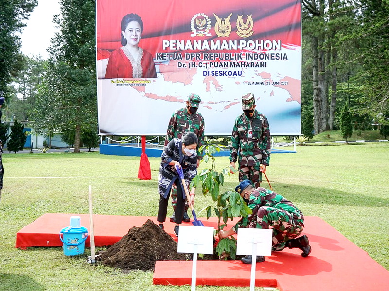 Ketua DPR RI Puan Maharani menanam pohon pada HUT AURI. (Ist).