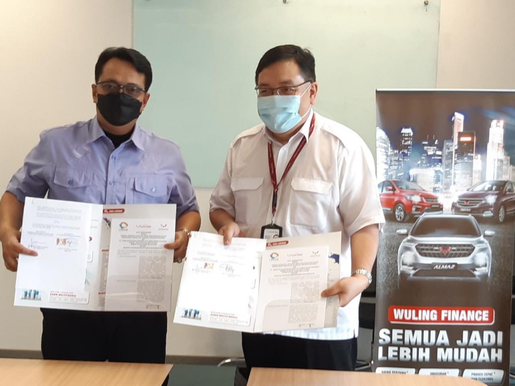 Plt. Direktur LPDUK Firtian Judiswandarta (kiri) dan Direktur PT SGMW Multifinance dan PT SGMW Motor Indonesia Syahrizal Effendi menandatangani MoU Kerja Sama 