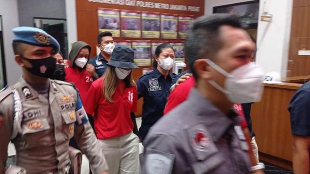 Penampilan Nia Ramadhani dan Ardi Bakrie memakai seragam tahanan dinilai keren