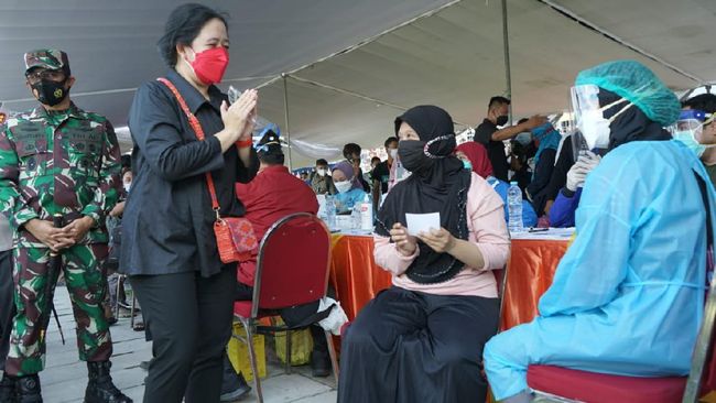 Ketua DPR Puan Maharani saat mengunjungi warga yang divaksin di Surabaya. (ist).