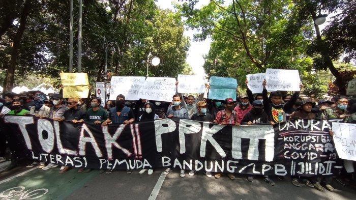aksi unjuk rasa di Bandung yang menciptakan kerumunan massa. (Ist).