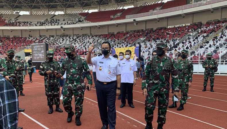 Gubernur DKI Jakarta Anis Rasyid Baswedan bersama TNI memantau kegiatan vaksinasi di GBK Senayan, Jakarta. (Isti).