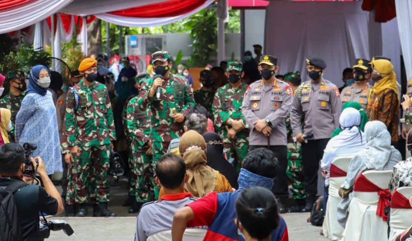 Panglima TNI dan Kapolri saat meninjau vaksinasi di Surabaya. (Ist).