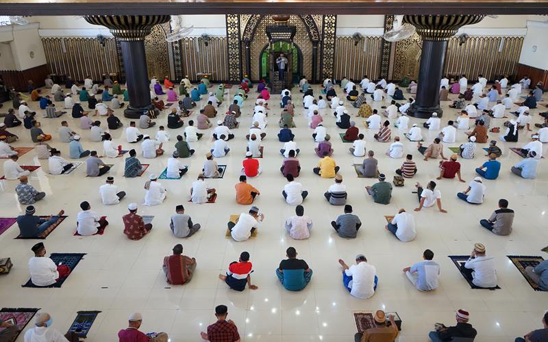 Shalat berjemaah di masjid pada masa pandemi covid-19 dengan memberlakukan protokol kesehatan. (Ist).