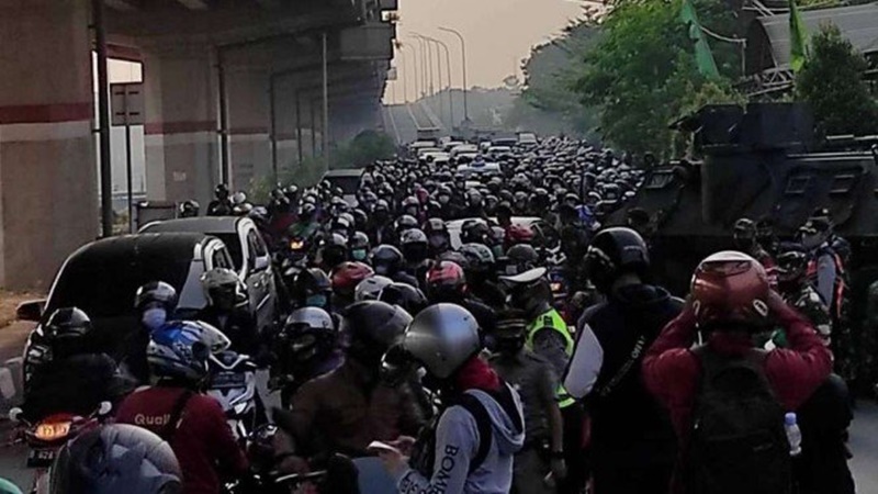 Suasana kemacetan pada titik penyekatan PPKM di Jakarta. (Ist).