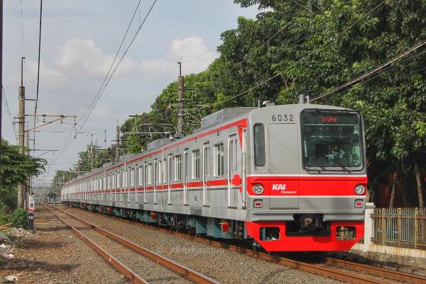 KAI Commuter mengajak para pengguna KRL untuk mengikuti program vaksinasi di stasiun