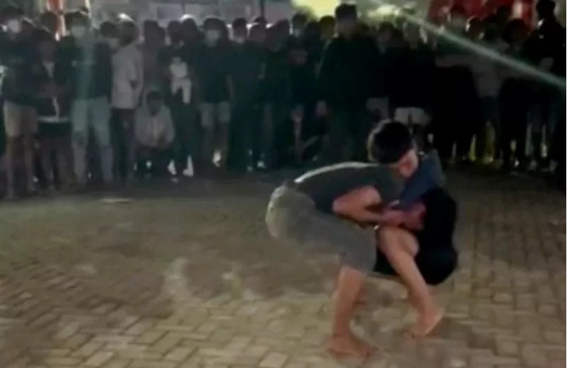 Suasana pertarungan tangan kosong alias tarung bebas ilegal, Street Fight di salah satu lokasi tertentu di Jalan Botolempamgan, Makassar Sulawesi Selatan