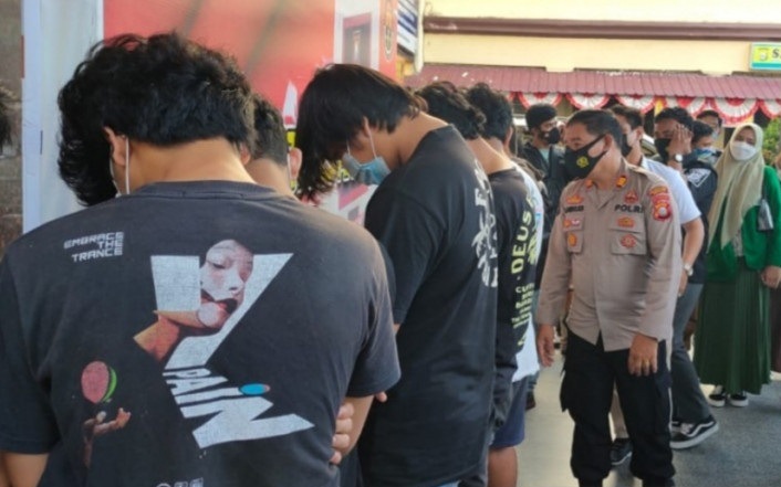 Sejumlah terduga pelaku peserta dan penonton tarung bebas yang viral di media sosial dihadirkan saat rilis kasus di halaman kantor Polrestabes Makassar, Sulawesi Selatan, Rabu (4/8/2021). (Ant)