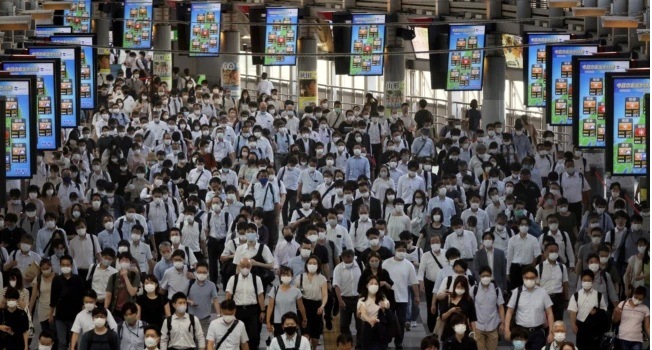 Suasana di Stasiun Shinagawa pada awal hari kerja di tengah pandemi COVID-19, di Tokyo, Jepang, 2 Agustus 2021