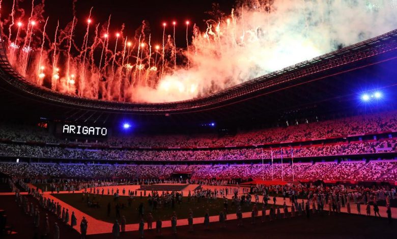 Kembang api menghiasi langit Stadion Nasional Tokyo, kemudian diikuti dengan tulisan digital "Arigato," 