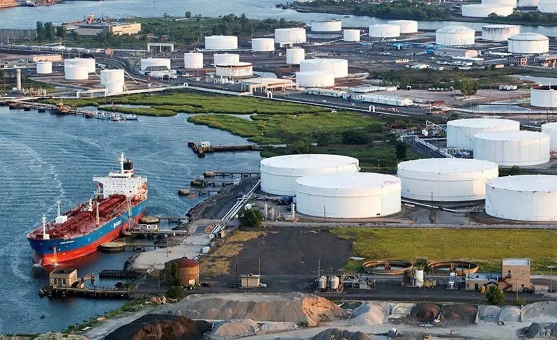 Kapal tanker bersandar pengilangan minyak, Bayonne, New Jersey, Amerika Serikat (Ant)