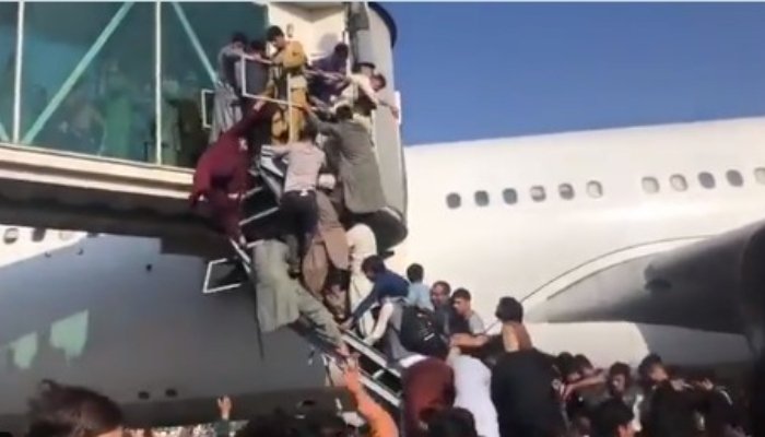 Orang-orang berebut naik ke pesawat di Bandara Kabul untuk terbang ke luar negeri setelah Taliban merebut Afghanistan