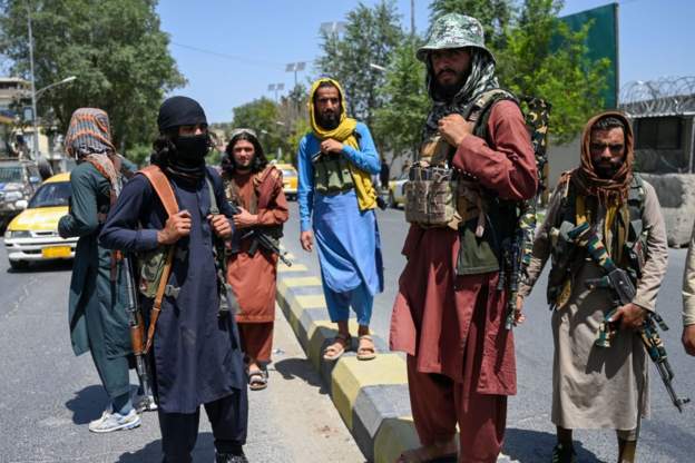 Para gerilyawan  tampak di jalan Kabul pada hari pertama Taliban menguasai Afghanistan