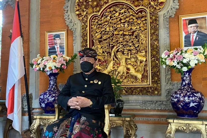 Tjokorda Gede Putra Artha Astawa Sukawati saat mengikuti acara penyerahan Tanda Kehormatan Satyalencana Kepariwisataan secara daring dari Puri Ubud, Gianyar