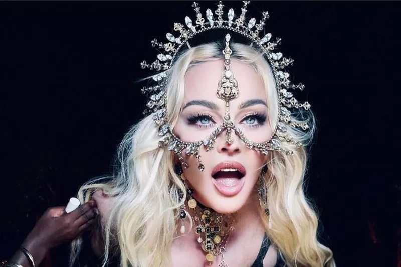 Aksesori hiasan kepala karya perancang Indonesia, Rinaldy Yunardi dipakai dan diunggah Madona di akun instagram penyanyi kaliber dunia dari Amerika Serikat itu