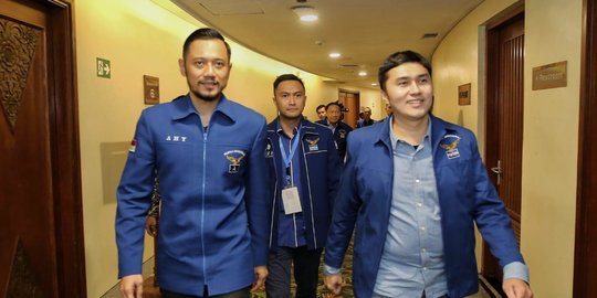 Kepala Badan Komunikasi Strategis DPP Partai Demokrat Herzaky Mahendra Putra bersama Ketua Umum Agus Harimurti Yudhoyono (kiri).