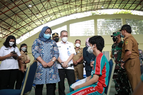 Ade Yasin meninjau vaksinasi pelajar, di Lido, Cigombong, Bogor, Selasa