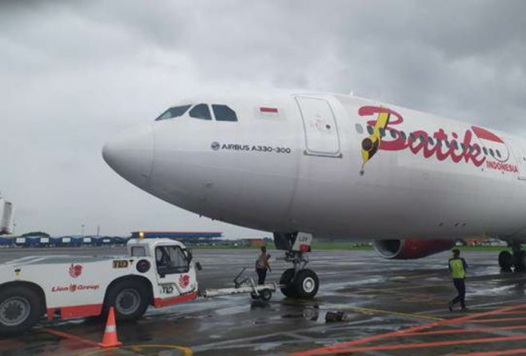 Pesawat udara Batik Air dari Bandara Internasional Sultan Iskandar Muda Aceh Besar mendarat darurat di Bandara Internasional Kualanamu, Deli Serdang, Sumatera Utara, Minggu (29/8/2021).