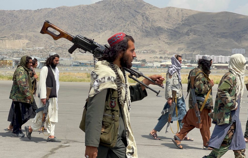 Pasukan Taliban berpatroli di lintasan Bandara Kabul setelah pasukan Amerika Serikat yang terakhir meninggalkan Afghanistan, Selasa (31/8/2021).