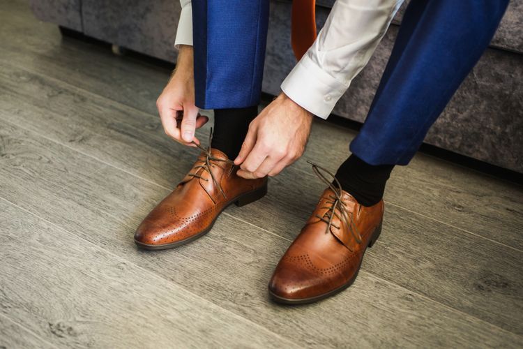 cara mengikat tali sepatu