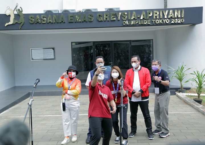 Apriyani dan Greysia selfi di depan gedung Sasana Emas Greysia-Apriyani Olimpiade Tokyo 2020 bersama gubernur, Ketum PP PBSI, Anggota DPD RI, dan Ketum KONI DKI. (Foto: Markon).