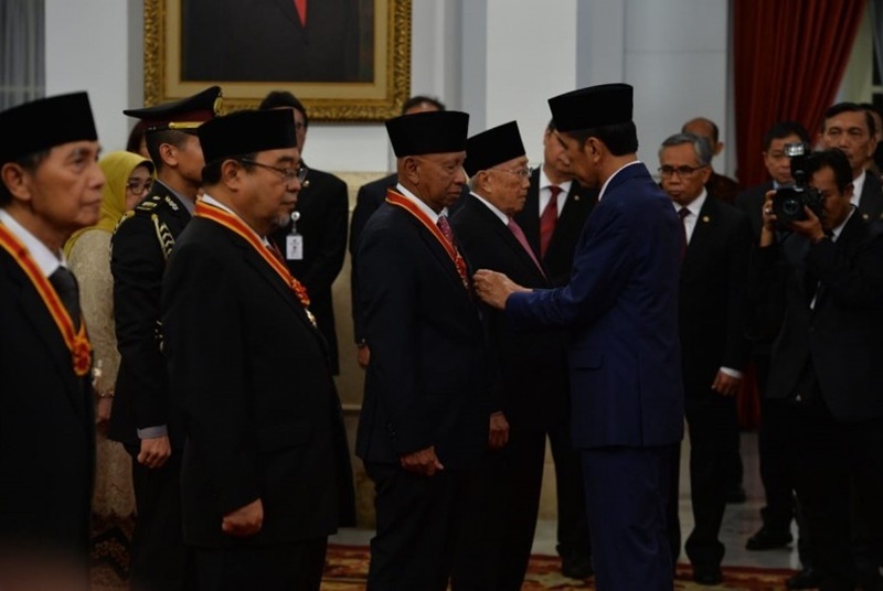 Presiden menyematkan tanda pengharhaan di Istana Presiden, Kamis (12/8/2021).