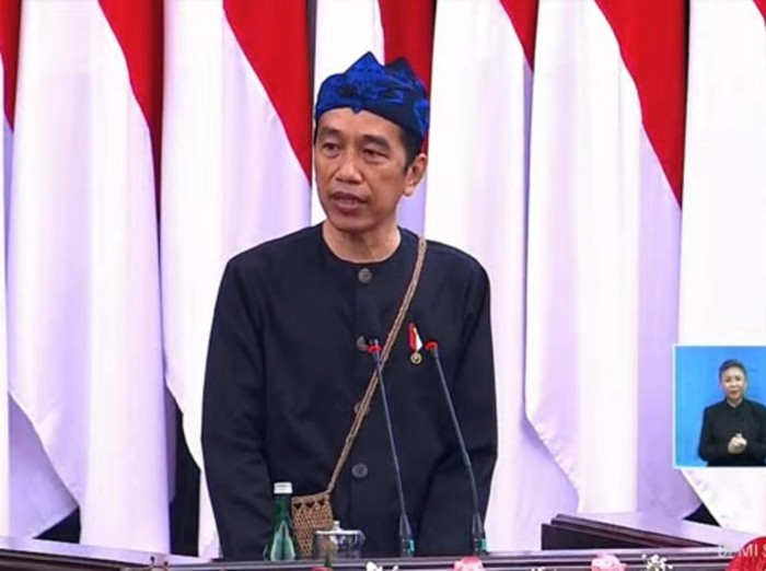 Presiden Joko Widodo berpidato dengan memakai pakaian adat suku baduy. (Ist).