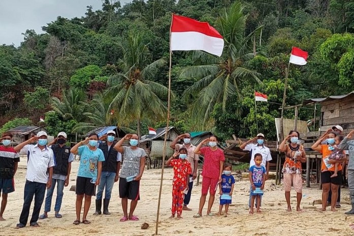 Upacara bendera di Stasiun Pemantauan Keamanan dan Keselamatan Laut Tanjungbalai Karimun. (Ist).