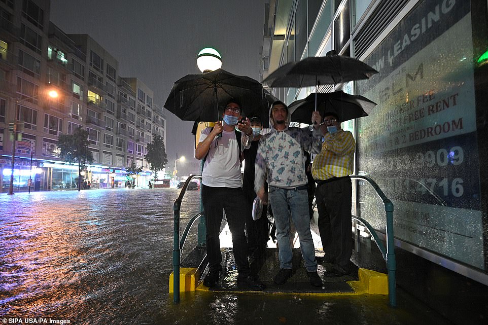 Lebih dari tiga inci (8 cm) hujan telah turun di beberapa bagian New York