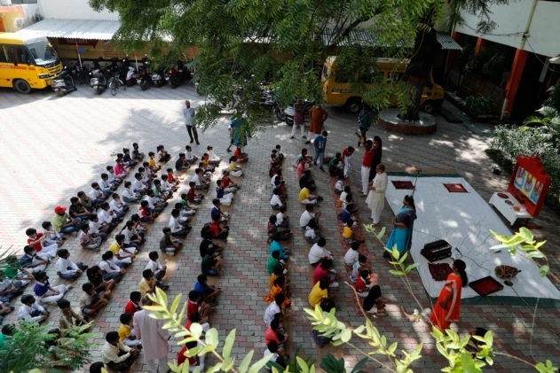 Pertemuan pagi pada hari pertama pembukaan kembali sebagian sekolah di Prayagraj, India, Rabu, 1 September 2021. 