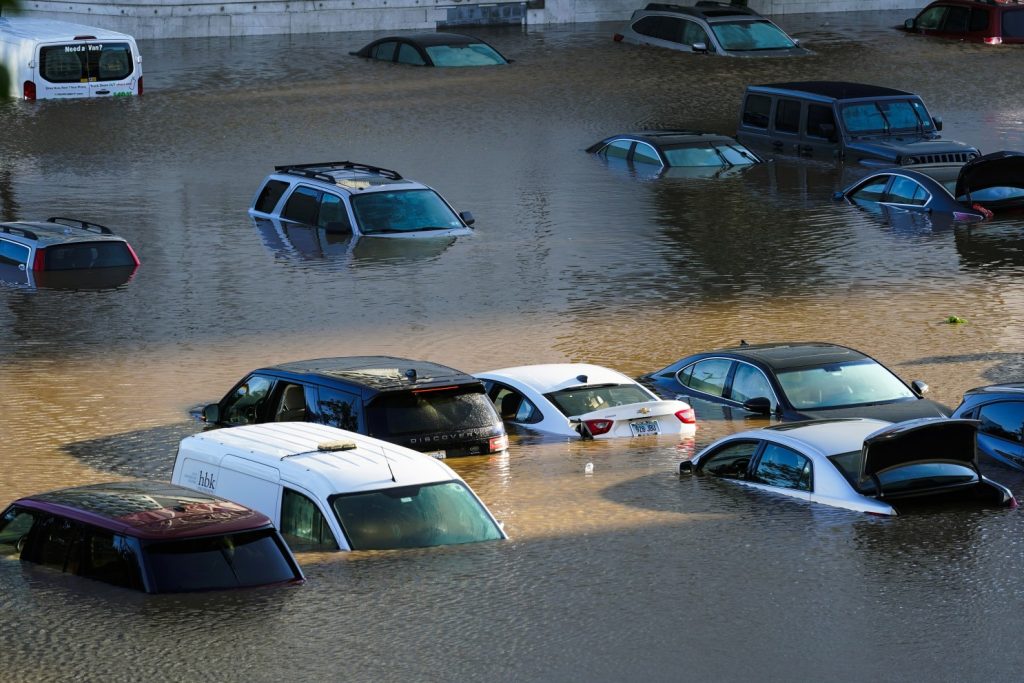 Mobil-mobil terendam air setelah banjir tumpah ke jalan ketika sisa-sisa Badai Tropis Ida membawa hujan lebat dan ancaman banjir bandang dan tornado 