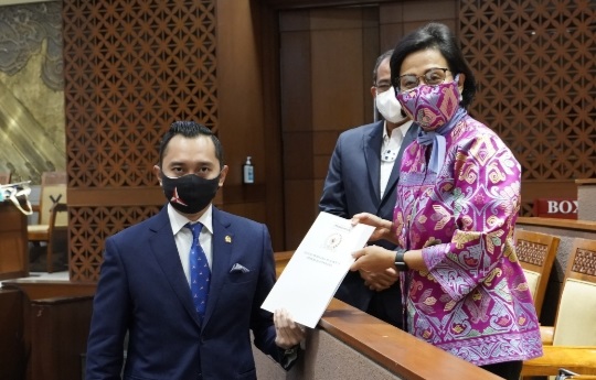 Wakil Ketua Badan Anggaran DPR RI, Edhie Baskoro Yudhoyono saat menerima dokumen laporan pelaksanaan APBN tahun 2020 dari Menteri Keuangan Sri Mulyani Indrawati