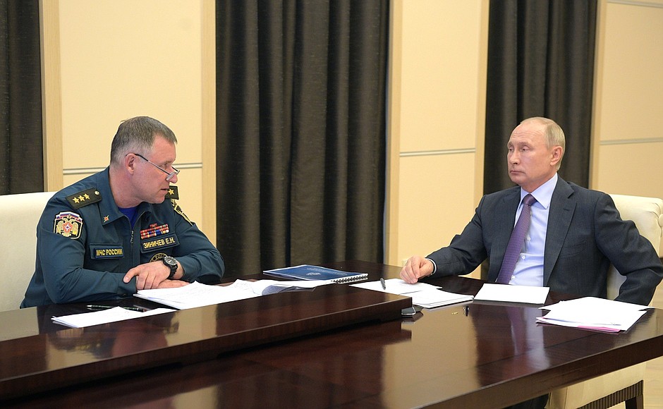 Menteri Darurat Rusia Yevgeny Zinichev bersama Presiden Vladimir Putin