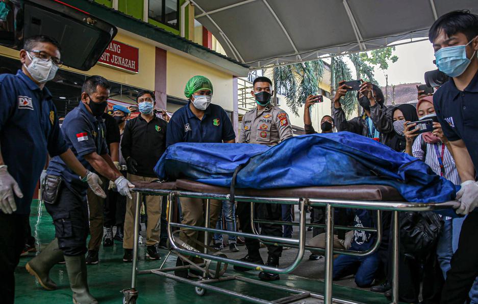 Kemenkumham  membentuk lima tim untuk menangani kejadian tersebut, salah satunya membantu pemulasaraan, pemakaman, dan pengantaran jenazah.