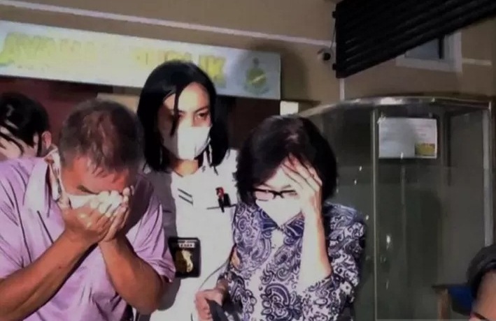 Seorang anggota polwan mengawal Heriyanti (dua kanan) putri alm Akidi Tio dan suaminya, Rudi Sutadi (kiri) (Ant)
