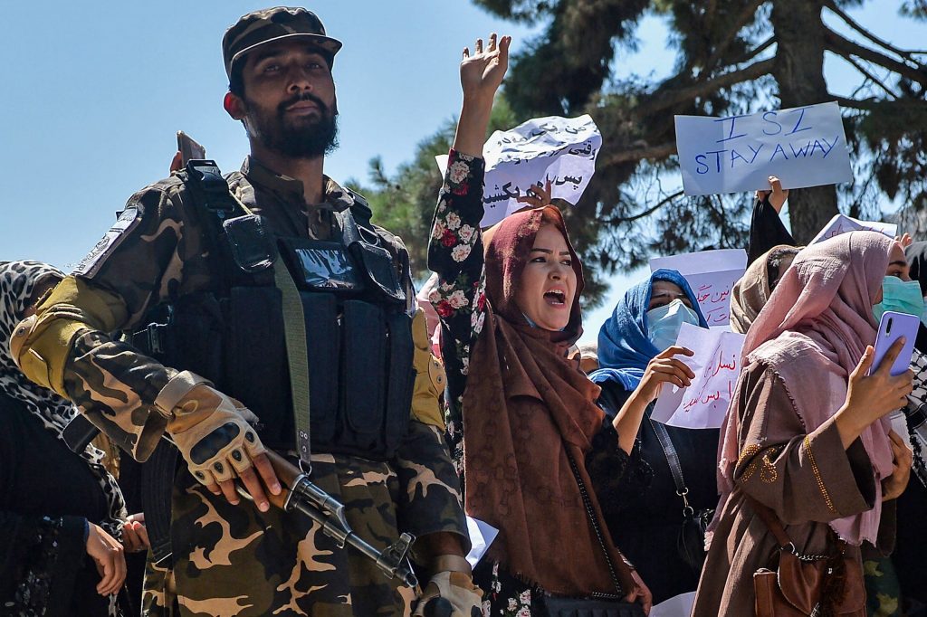 Perempuan Afghanistan turun ke jalan memprotes pemerintahan baru Taliban yang diiski laki-laki semua