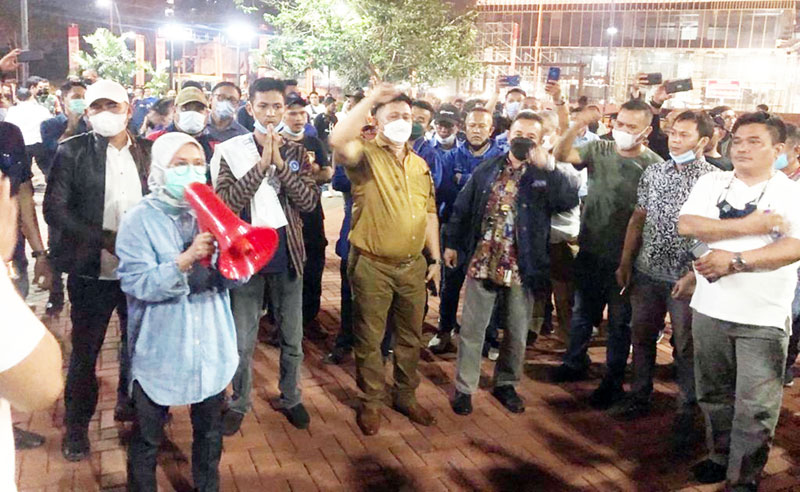 Ketua DPD Partai Demokrat Provinsi Banten, Iti Octavia Jayabaya langsung memimpin pengurus dan kader Demokrat se- Banten untuk mengepung lokasi peringatan HUT Demokrat ke-20 yang digelar kubu Moeldoko.