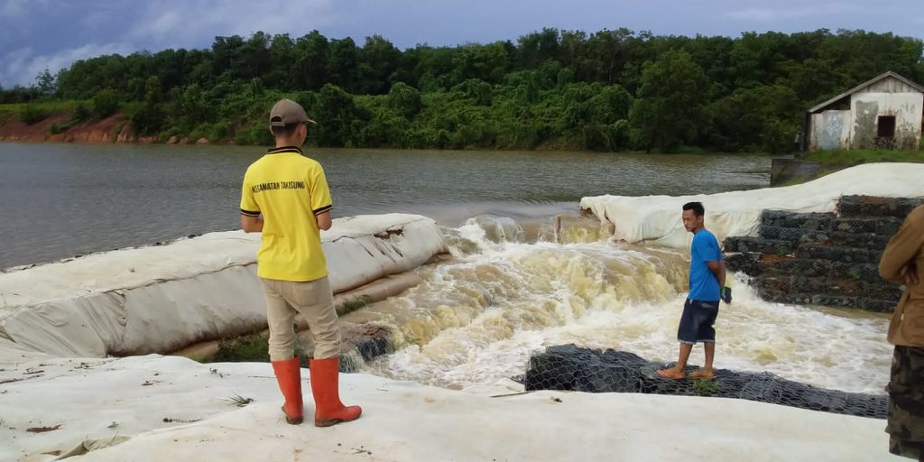 Kondisi tanggul yang jebol di Desa Benua Tengah, Kecamatan Takisung akibat tidak kuat menahan debit air yang tinggi karena curah hujan yang terjadi semalaman sejak Jumat (10/9). (BPBD Kabupaten Tanah Laut)