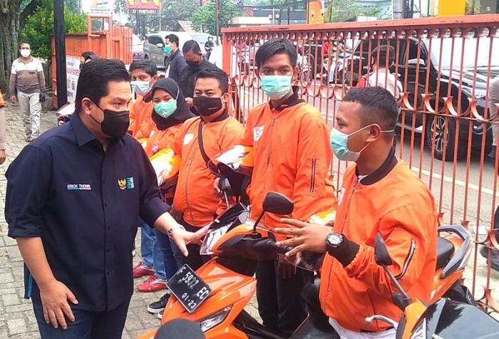 Menteri BUMN Erick Thohir berkesempatan mencoba secara langsung aplikasi digital courier PosAja!, PosPay, dan lainnya.