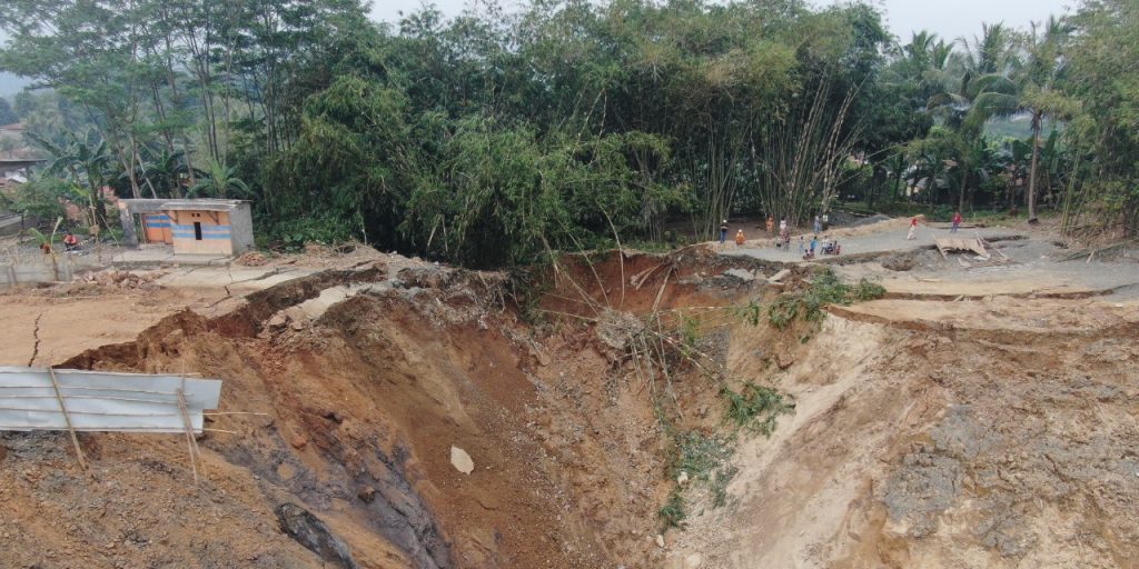 Pantauan udara kawasan terdampak longsor di Desa Cipinang, Kecamatan Rumpin, Kabupaten Bogor, Minggu (12/9/2021).