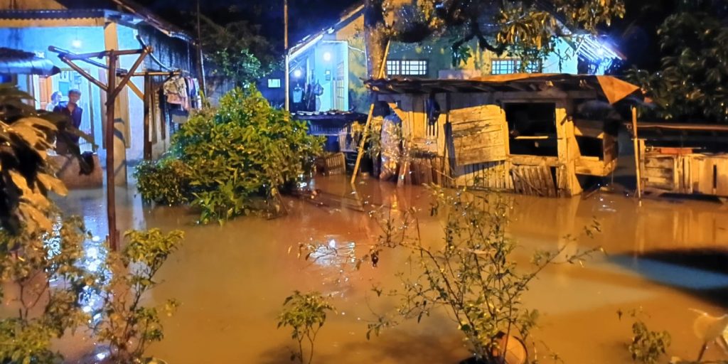 Hujan berintensitas tinggi dan berdurasi panjang menjadi salah satu pemicu banjir dua kecamatan di Kabupaten Lebak, Provinsi Banten, pada Senin malam
